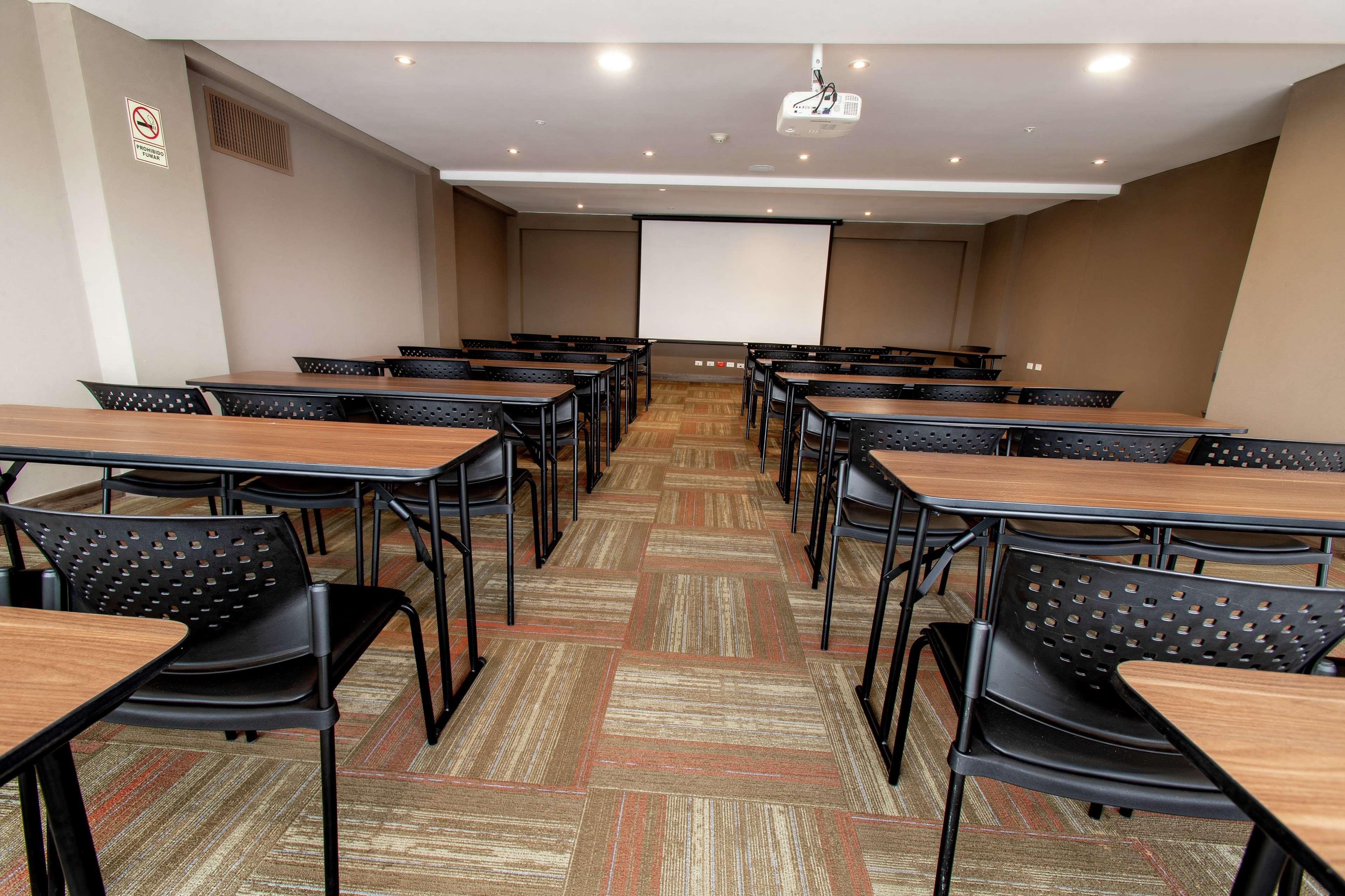 Отель Hampton By Hilton Lima San Isidro Экстерьер фото