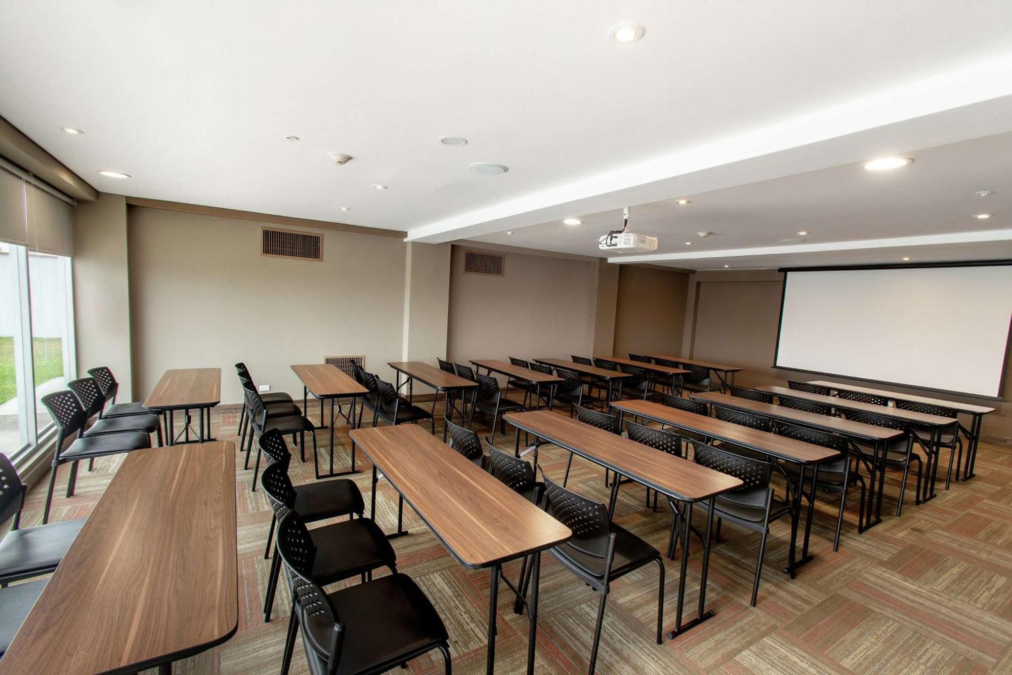 Отель Hampton By Hilton Lima San Isidro Экстерьер фото
